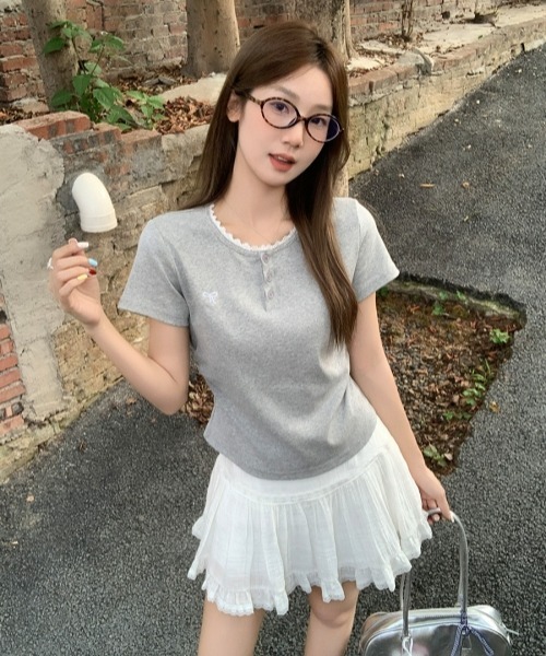 gossip!ロサンゼルス(ゴシップロサンゼルス)の「Y2Kガーリー レース切り替え&刺繍リボン付きTシャツ(Tシャツ/カットソー・レディース・グレー・FREE)」の12枚目の写真