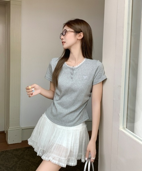 gossip!ロサンゼルス(ゴシップロサンゼルス)の「Y2Kガーリー レース切り替え&刺繍リボン付きTシャツ(Tシャツ/カットソー・レディース・グレー・FREE)」の14枚目の写真