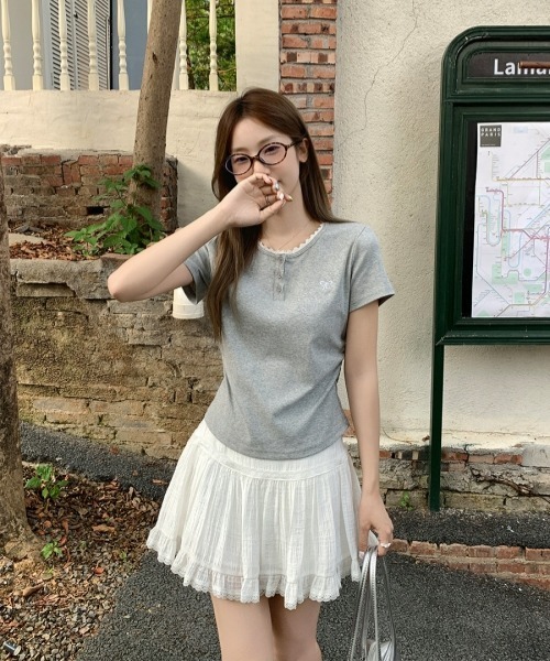 gossip!ロサンゼルス(ゴシップロサンゼルス)の「Y2Kガーリー レース切り替え&刺繍リボン付きTシャツ(Tシャツ/カットソー・レディース・グレー・FREE)」の15枚目の写真