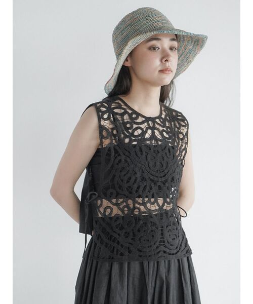 FIKA.(フィーカ)の「Side ribbon chemical lace vest(ベスト・レディース・ブラック/オフホワイト・MEDIUM)」の4枚目の写真