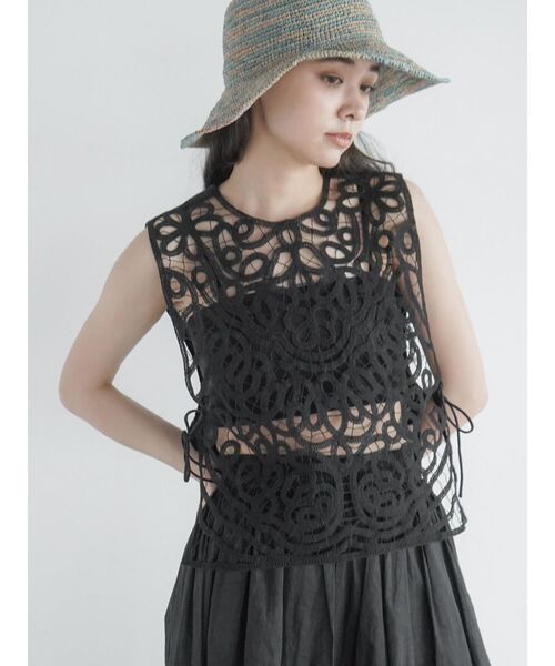 FIKA.(フィーカ)の「Side ribbon chemical lace vest(ベスト・レディース・ブラック/オフホワイト・MEDIUM)」の2枚目の写真