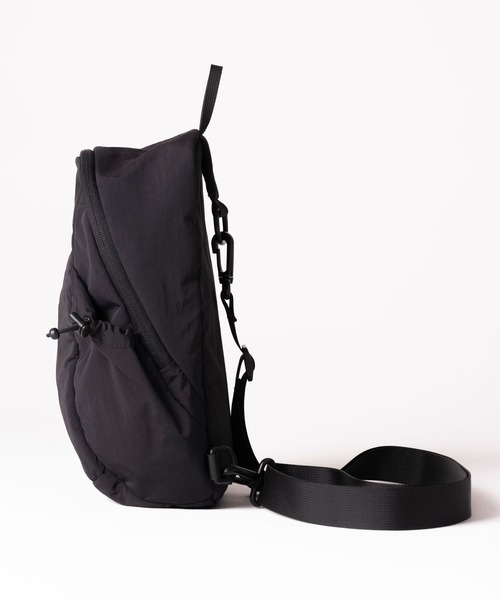 FILA（フィラ）の「【EC別注】FILA フィラ ブランド ロゴ 刺繍 ナイロン 2WAY ボディバッグ ショルダーバッグ（ボディバッグ/ウエストポーチ・メンズ・ブラック/アイボリー・FREE）」の18枚目の写真