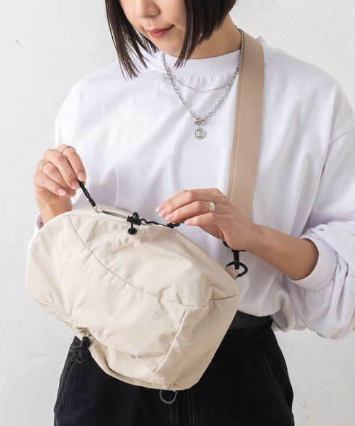 FILA（フィラ）の「【EC別注】FILA フィラ ブランド ロゴ 刺繍 ナイロン 2WAY ボディバッグ ショルダーバッグ（ボディバッグ/ウエストポーチ・メンズ・ブラック/アイボリー・FREE）」の3枚目の写真