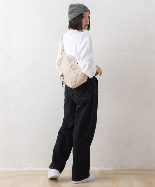 FILA（フィラ）の「【EC別注】FILA フィラ ブランド ロゴ 刺繍 ナイロン 2WAY ボディバッグ ショルダーバッグ（ボディバッグ/ウエストポーチ・メンズ・ブラック/アイボリー・FREE）」の4枚目の写真