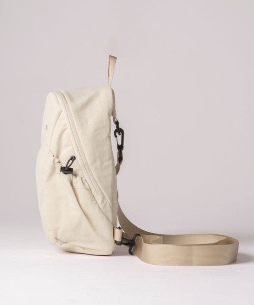 FILA（フィラ）の「【EC別注】FILA フィラ ブランド ロゴ 刺繍 ナイロン 2WAY ボディバッグ ショルダーバッグ（ボディバッグ/ウエストポーチ・メンズ・ブラック/アイボリー・FREE）」の8枚目の写真