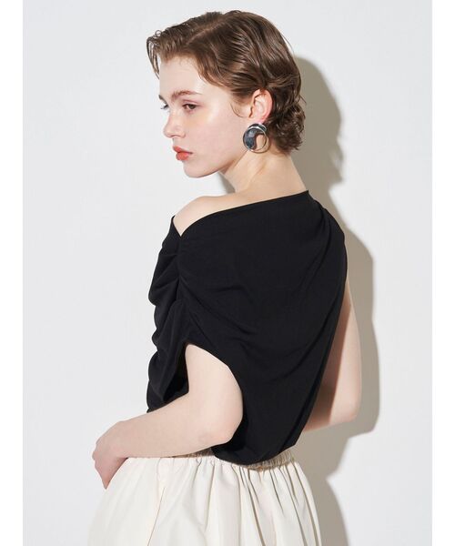 ELENDEEK（エレンディーク）の「アシンメトリードレープカットソー（Tシャツ/カットソー・レディース・ブラック/オフホワイト・FREE）」の3枚目の写真