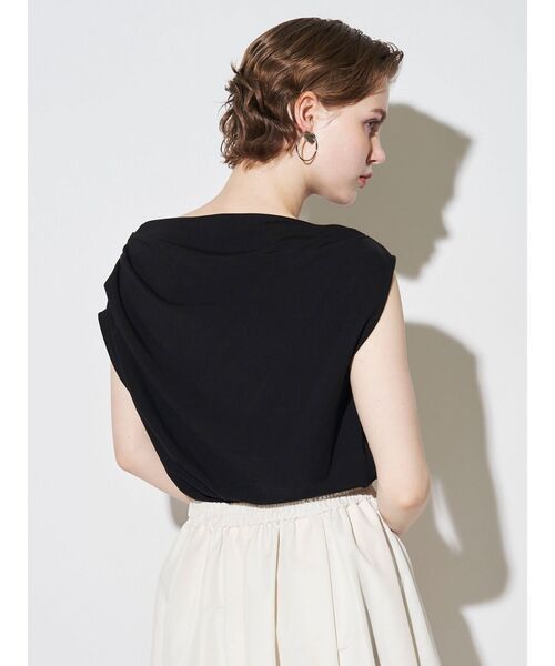 ELENDEEK（エレンディーク）の「アシンメトリードレープカットソー（Tシャツ/カットソー・レディース・ブラック/オフホワイト・FREE）」の4枚目の写真