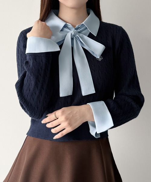 mipiarl(ミピアール)の「【リボン取り外し可能】シャツドッキングケーブルショートニット(ニット/セーター・レディース・アイボリー/ブラック/チャコール/ネイビー/ブラウン・LARGE/MEDIUM)」の1枚目の写真
