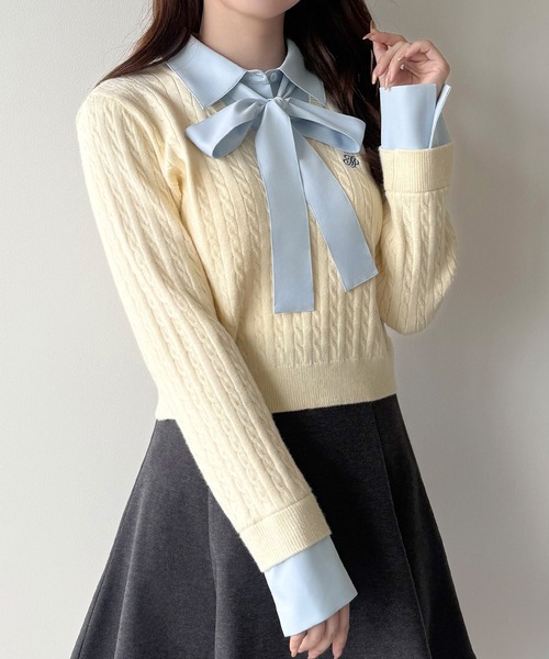 mipiarl(ミピアール)の「【リボン取り外し可能】シャツドッキングケーブルショートニット(ニット/セーター・レディース・アイボリー/ブラック/チャコール/ネイビー/ブラウン・LARGE/MEDIUM)」の2枚目の写真