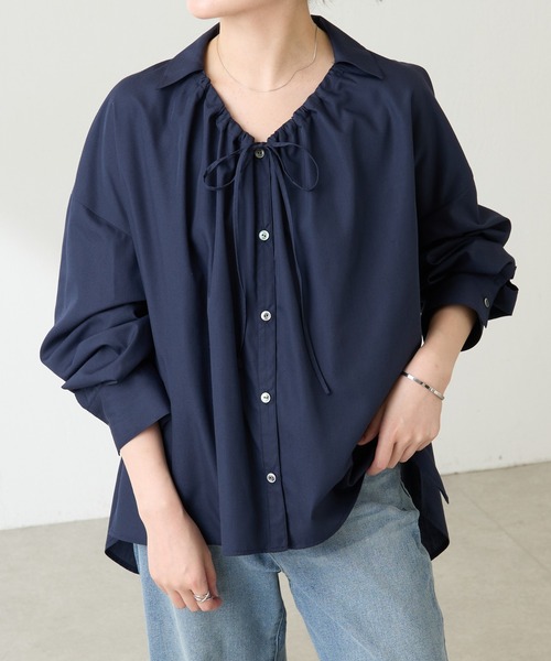 COLLAGE GALLARDAGALANTE（コラージュガリャルダガランテ）の「【OT】襟ギャザーシャツ（シャツ/ブラウス・レディース・ネイビー/ベージュ/ブルー・FREE）」の2枚目の写真