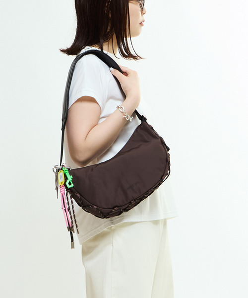 CONVERSE TOKYO(コンバーストウキョウ)の「LACE-UP CORD MOON SHOULDER BAG(ショルダーバッグ・レディース・ブラウン/カーキ/ブラック・FREE)」の4枚目の写真