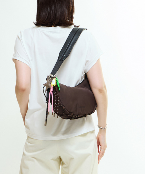 CONVERSE TOKYO(コンバーストウキョウ)の「LACE-UP CORD MOON SHOULDER BAG(ショルダーバッグ・レディース・ブラウン/カーキ/ブラック・FREE)」の5枚目の写真