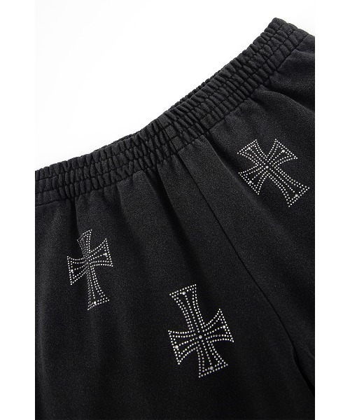 UNKNOWN LONDON（アンノウン・ロンドン）の「ショーツ｜Outline Cross Rhinestone Baggy Sweat Shorts｜Unknown London（デニムパンツ・メンズ・レッド/ブラック/ベージュ・SMALL/X-LARGE/LARGE/MEDIUM）」の4枚目の写真