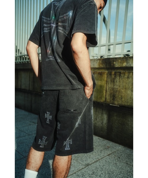 UNKNOWN LONDON（アンノウン・ロンドン）の「ショーツ｜Outline Cross Rhinestone Baggy Sweat Shorts｜Unknown London（デニムパンツ・メンズ・レッド/ブラック/ベージュ・SMALL/X-LARGE/LARGE/MEDIUM）」の13枚目の写真