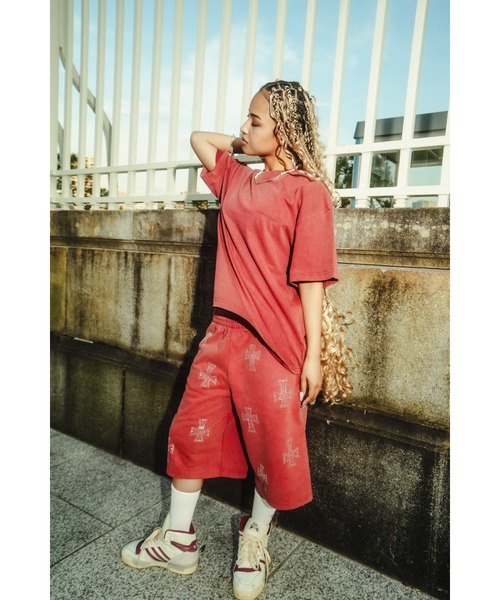 UNKNOWN LONDON（アンノウン・ロンドン）の「ショーツ｜Outline Cross Rhinestone Baggy Sweat Shorts｜Unknown London（デニムパンツ・メンズ・レッド/ブラック/ベージュ・SMALL/X-LARGE/LARGE/MEDIUM）」の12枚目の写真