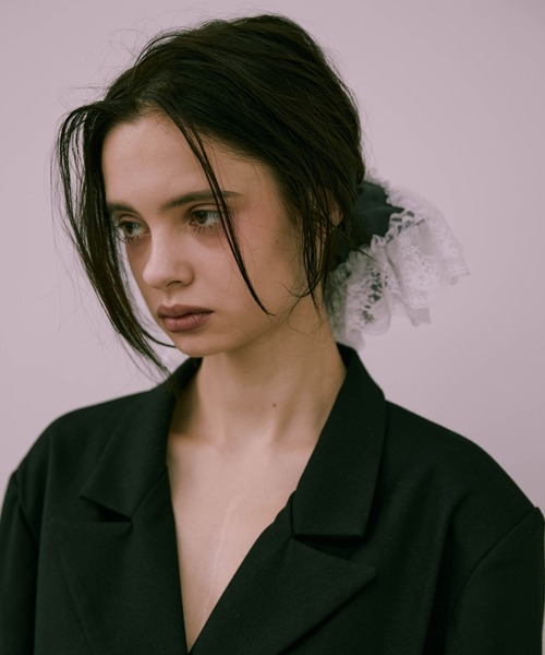 Carmelo（カーメロ）の「Big lace stripe chouchou（シュシュ・レディース・ライトグレー/チャコールグレー/ブラウン・FREE）」の4枚目の写真