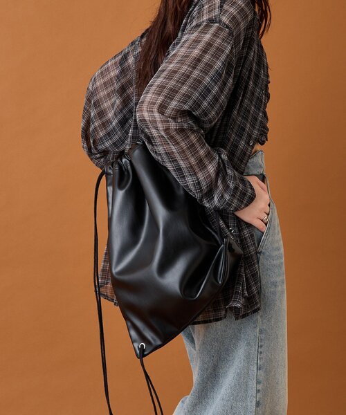 mystic（ミスティック）の「フェイクレザーナップサック（バックパック/リュック・レディース・ブラウン/ブラック・ONE SIZE）」の5枚目の写真