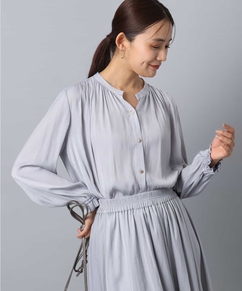 MK MICHEL KLEIN(エムケーミッシェルクラン)の「起毛サテン スキッパーデザインブラウス/洗える(シャツ/ブラウス・レディース・ライトブルー/ライトグレー/ネイビー・38)」の2枚目の写真