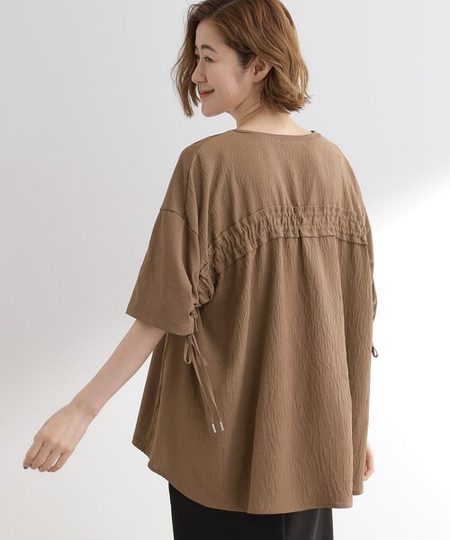 grove(グローブ)の「後ろ姿で魅せる バックドロストシャーリングTシャツ(Tシャツ/カットソー・レディース・ライトグレー/ブラック/ブラウン系・05/01/02/03/04)」の3枚目の写真