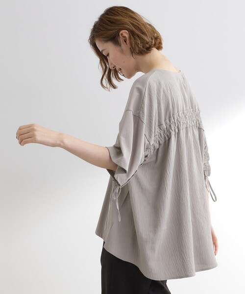grove(グローブ)の「後ろ姿で魅せる バックドロストシャーリングTシャツ(Tシャツ/カットソー・レディース・ライトグレー/ブラック/ブラウン系・05/01/02/03/04)」の5枚目の写真