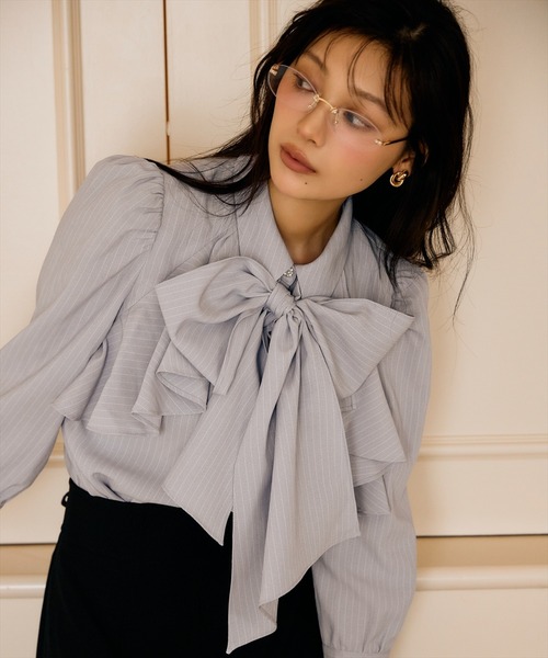 AND COUTURE（アンドクチュール）の「ビジューボタンフリルケープブラウス（シャツ/ブラウス・レディース・ブラック系その他/オフホワイト/ブルー系その他/ベージュ系その他・FREE）」の4枚目の写真