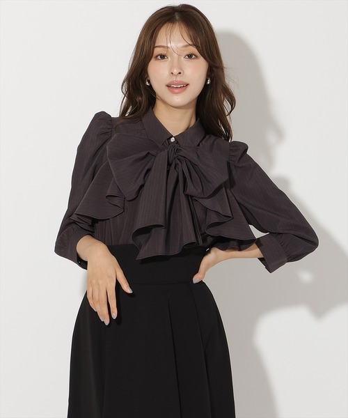 AND COUTURE（アンドクチュール）の「ビジューボタンフリルケープブラウス（シャツ/ブラウス・レディース・ブラック系その他/オフホワイト/ブルー系その他/ベージュ系その他・FREE）」の2枚目の写真