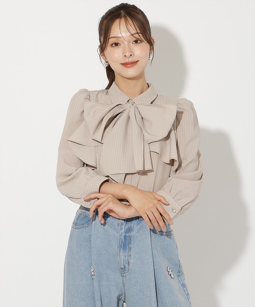 AND COUTURE（アンドクチュール）の「ビジューボタンフリルケープブラウス（シャツ/ブラウス・レディース・ブラック系その他/オフホワイト/ブルー系その他/ベージュ系その他・FREE）」の3枚目の写真