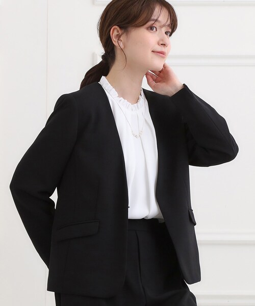 SHOO・LA・RUE（シューラルー）の「【洗濯機可/セットアップ可/S-3L】きちんと楽に。カットジョーゼットノーカラージャケット（ノーカラージャケット・レディース・ネイビー/ナチュラル/ブラック・01/02/03/04/05）」の2枚目の写真