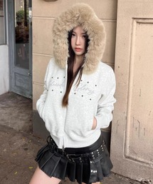 .KOM（ドットコム）の「A'GEM/9 × .kom 『.KOM/ドットケーオーエム』 Rhinestone Logo Faux Fur Zip-Up Hoodie/ラインストーンロゴ ファーフード ジップアップパーカー（パーカー・レディース）」