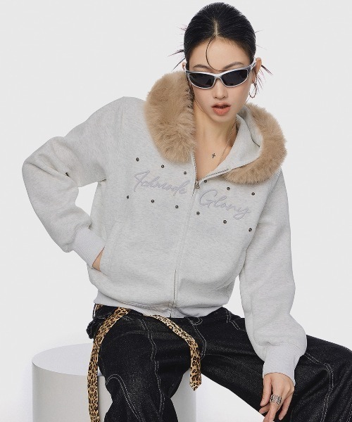 .KOM(ドットコム)の「A'GEM/9 × .kom 『.KOM/ドットケーオーエム』 Rhinestone Logo Faux Fur Zip-Up Hoodie/ラインストーンロゴ ファーフード ジップアップパーカー(パーカー・レディース・チャコールグレー/ライトグレー・M)」の14枚目の写真