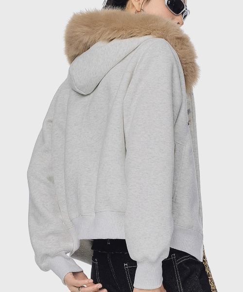 .KOM(ドットコム)の「A'GEM/9 × .kom 『.KOM/ドットケーオーエム』 Rhinestone Logo Faux Fur Zip-Up Hoodie/ラインストーンロゴ ファーフード ジップアップパーカー(パーカー・レディース・チャコールグレー/ライトグレー・M)」の16枚目の写真
