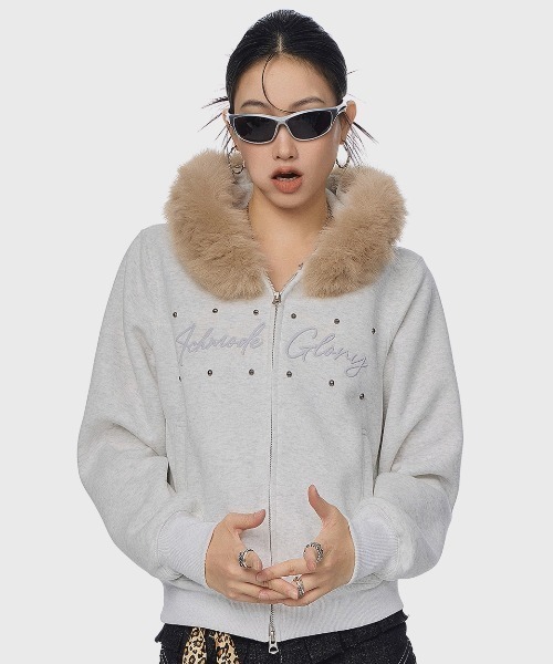 .KOM(ドットコム)の「A'GEM/9 × .kom 『.KOM/ドットケーオーエム』 Rhinestone Logo Faux Fur Zip-Up Hoodie/ラインストーンロゴ ファーフード ジップアップパーカー(パーカー・レディース・チャコールグレー/ライトグレー・M)」の13枚目の写真
