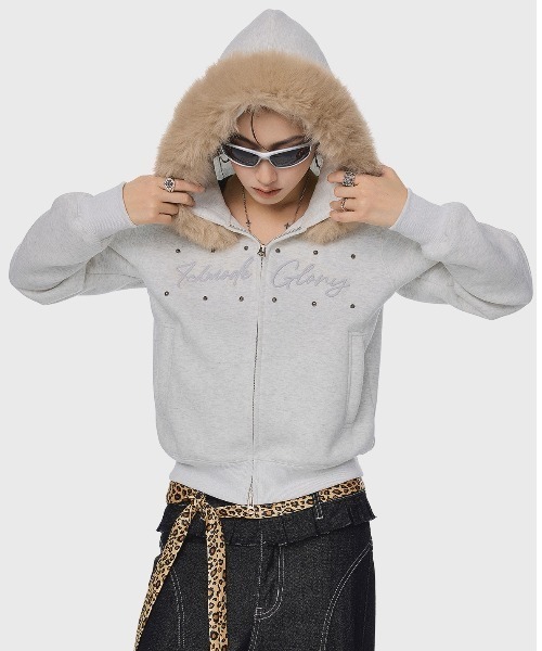 .KOM(ドットコム)の「A'GEM/9 × .kom 『.KOM/ドットケーオーエム』 Rhinestone Logo Faux Fur Zip-Up Hoodie/ラインストーンロゴ ファーフード ジップアップパーカー(パーカー・レディース・チャコールグレー/ライトグレー・M)」の17枚目の写真