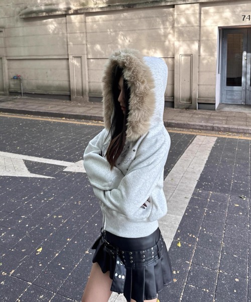 .KOM(ドットコム)の「A'GEM/9 × .kom 『.KOM/ドットケーオーエム』 Rhinestone Logo Faux Fur Zip-Up Hoodie/ラインストーンロゴ ファーフード ジップアップパーカー(パーカー・レディース・チャコールグレー/ライトグレー・M)」の11枚目の写真