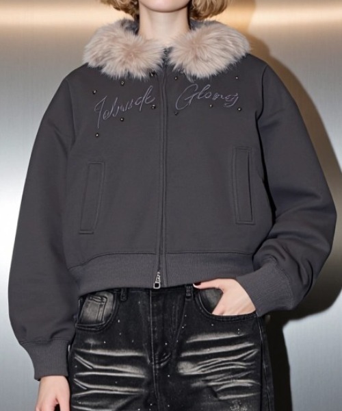 .KOM(ドットコム)の「A'GEM/9 × .kom 『.KOM/ドットケーオーエム』 Rhinestone Logo Faux Fur Zip-Up Hoodie/ラインストーンロゴ ファーフード ジップアップパーカー(パーカー・レディース・チャコールグレー/ライトグレー・M)」の9枚目の写真