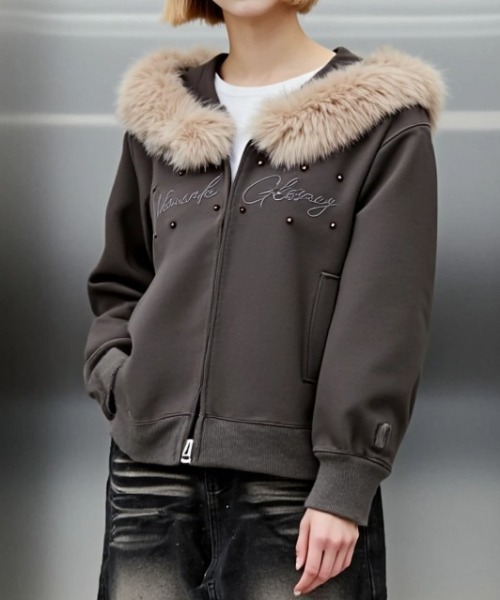 .KOM(ドットコム)の「A'GEM/9 × .kom 『.KOM/ドットケーオーエム』 Rhinestone Logo Faux Fur Zip-Up Hoodie/ラインストーンロゴ ファーフード ジップアップパーカー(パーカー・レディース・チャコールグレー/ライトグレー・M)」の7枚目の写真