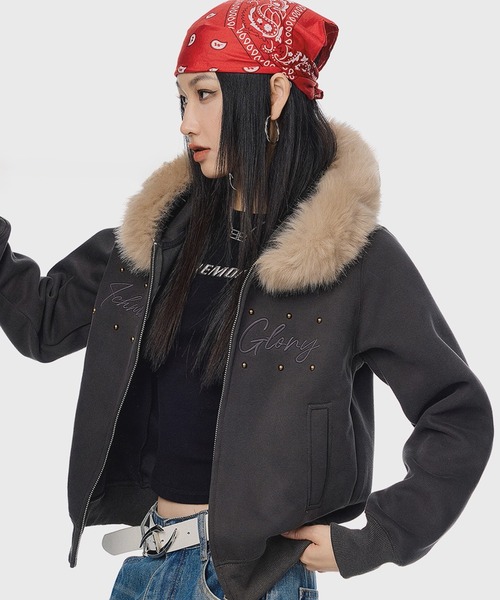 .KOM(ドットコム)の「A'GEM/9 × .kom 『.KOM/ドットケーオーエム』 Rhinestone Logo Faux Fur Zip-Up Hoodie/ラインストーンロゴ ファーフード ジップアップパーカー(パーカー・レディース・チャコールグレー/ライトグレー・M)」の4枚目の写真