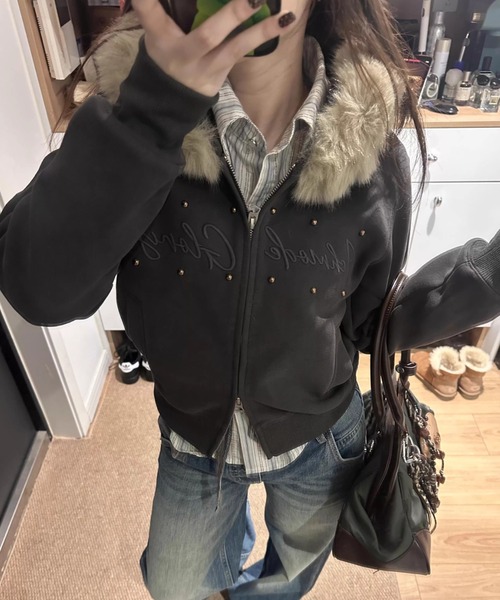 .KOM(ドットコム)の「A'GEM/9 × .kom 『.KOM/ドットケーオーエム』 Rhinestone Logo Faux Fur Zip-Up Hoodie/ラインストーンロゴ ファーフード ジップアップパーカー(パーカー・レディース・チャコールグレー/ライトグレー・M)」の6枚目の写真