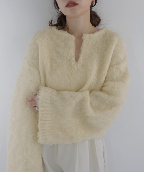 hellam(へラム)の「【sakippe×hellam】シャギーフレアスリーブニット(ニット/セーター・レディース・グレー/レッド/ピンク/グリーン/イエロー/アイボリー・FREE)」の5枚目の写真