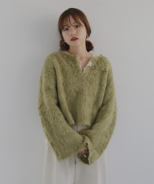 hellam(へラム)の「【sakippe×hellam】シャギーフレアスリーブニット(ニット/セーター・レディース・グレー/レッド/ピンク/グリーン/イエロー/アイボリー・FREE)」の4枚目の写真