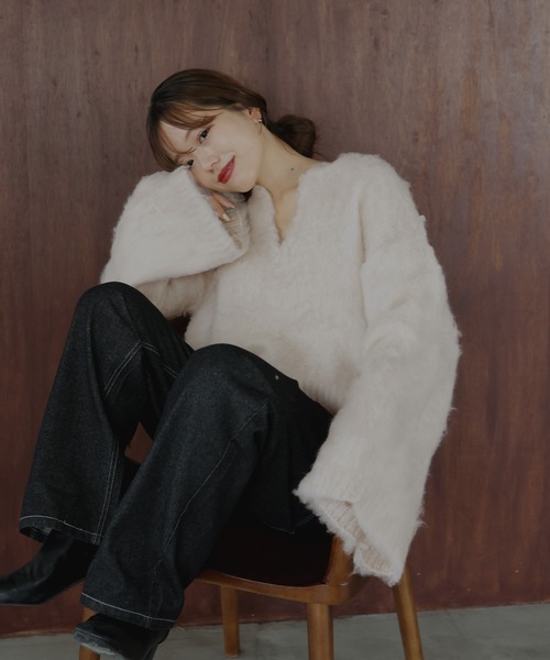 hellam(へラム)の「【sakippe×hellam】シャギーフレアスリーブニット(ニット/セーター・レディース・グレー/レッド/ピンク/グリーン/イエロー/アイボリー・FREE)」の2枚目の写真