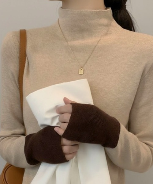 Maison Calme(メゾンカルム)の「配色スリーブタートルネックニットタイトトップス フェイクレイヤード 細見え 長袖(ニット/セーター・レディース・ベージュ/ブラック・M/L)」の2枚目の写真