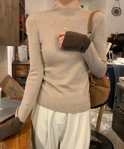 Maison Calme(メゾンカルム)の「配色スリーブタートルネックニットタイトトップス フェイクレイヤード 細見え 長袖(ニット/セーター・レディース・ベージュ/ブラック・M/L)」の12枚目の写真