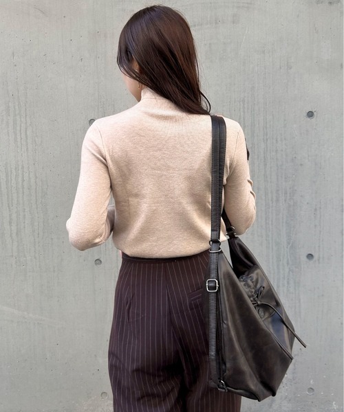 Maison Calme(メゾンカルム)の「配色スリーブタートルネックニットタイトトップス フェイクレイヤード 細見え 長袖(ニット/セーター・レディース・ベージュ/ブラック・M/L)」の19枚目の写真