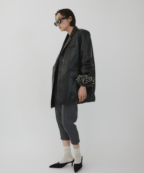 VION(ヴィオン)の「オーバーサイズフェイクレザージャケット / Oversized Faux Leather Jacket(テーラードジャケット・レディース・ブラック/ブラウン・FREE)」の12枚目の写真