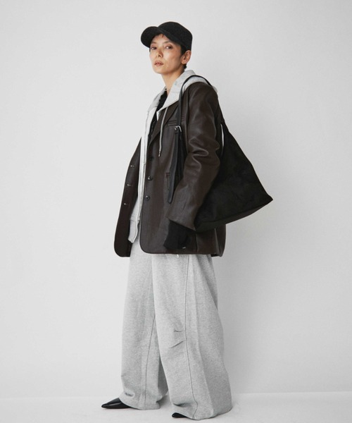 VION(ヴィオン)の「オーバーサイズフェイクレザージャケット / Oversized Faux Leather Jacket(テーラードジャケット・レディース・ブラック/ブラウン・FREE)」の6枚目の写真