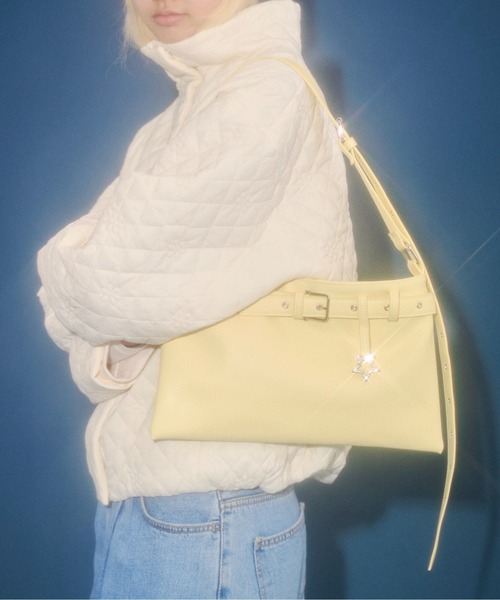 FEKETE（フェケテ）の「star pendant 2way shoulder bag / スターチャーム2WAYショルダーバッグ（ショルダーバッグ・レディース・サックスブルー/ライトイエロー・FREE）」の2枚目の写真