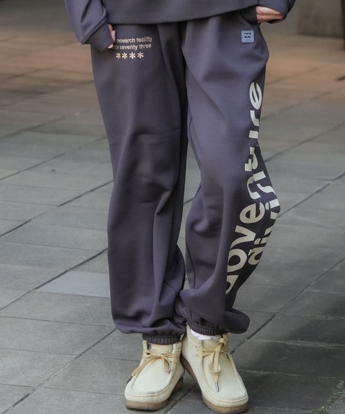 BILLABONG(ビラボン)の「BILLABONG レディース ADIV SWEAT JOGGER PA セットアップボトムス 【2025年秋冬モデル】 @autumn/ビラボン防風・撥水スウェットパンツ(SET UP・セットアップ可能アイテム・空港コーデ)(スウェットパンツ・レディース・アイボリー/ブラック系その他・MEDIUM/LARGE)」の2枚目の写真