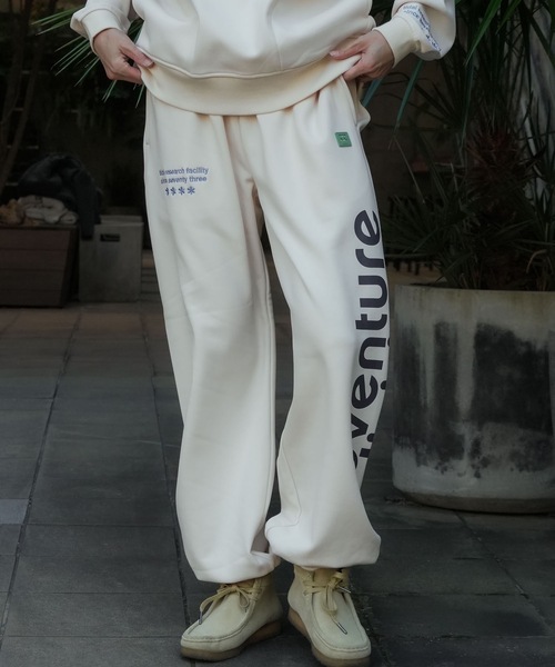 BILLABONG(ビラボン)の「BILLABONG レディース ADIV SWEAT JOGGER PA セットアップボトムス 【2025年秋冬モデル】 @autumn/ビラボン防風・撥水スウェットパンツ(SET UP・セットアップ可能アイテム・空港コーデ)(スウェットパンツ・レディース・アイボリー/ブラック系その他・MEDIUM/LARGE)」の1枚目の写真