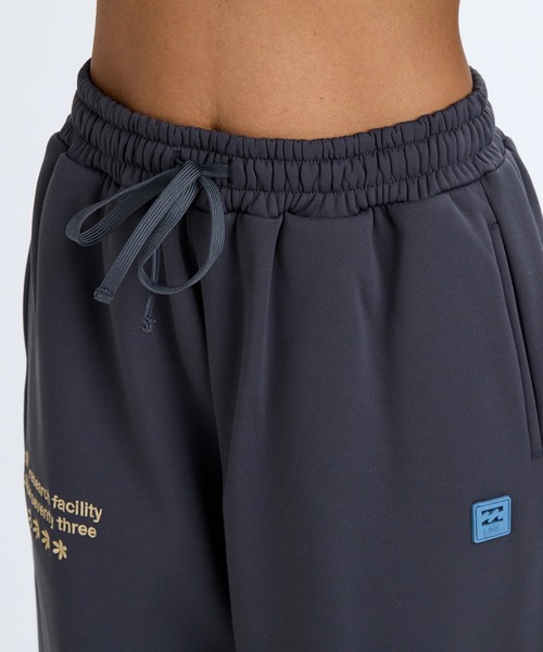 BILLABONG(ビラボン)の「BILLABONG レディース ADIV SWEAT JOGGER PA セットアップボトムス 【2025年秋冬モデル】 @autumn/ビラボン防風・撥水スウェットパンツ(SET UP・セットアップ可能アイテム・空港コーデ)(スウェットパンツ・レディース・アイボリー/ブラック系その他・MEDIUM/LARGE)」の4枚目の写真
